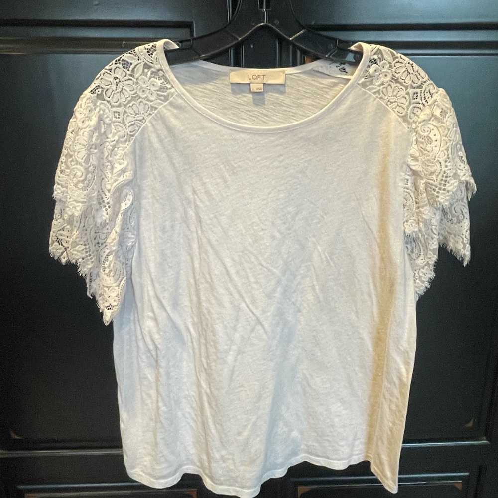Excellent condition ! Loft top with lace sleeves